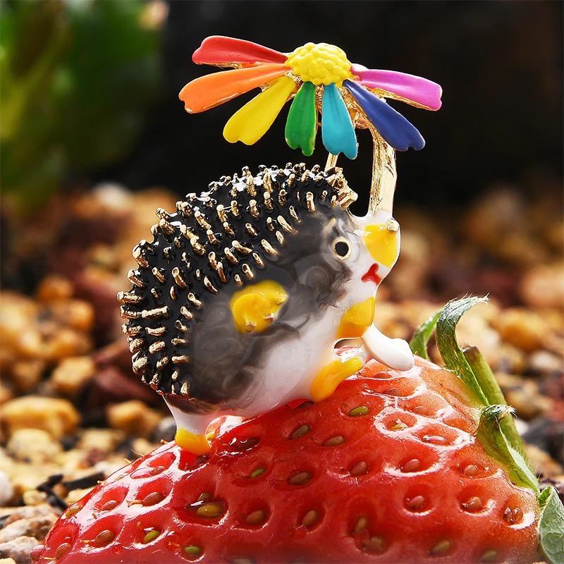 Hübsche kleine Igel-Brosche mit Blumen-Anstecker