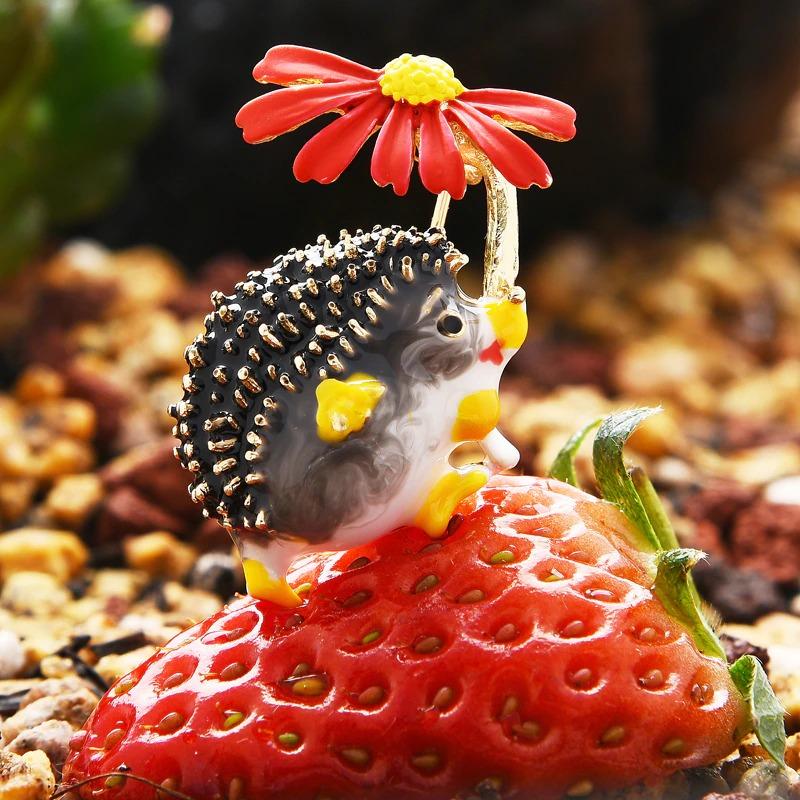 Hübsche kleine Igel-Brosche mit Blumen-Anstecker