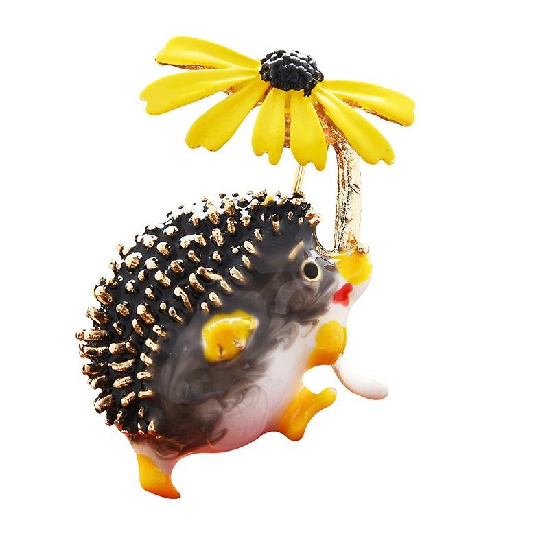 Hübsche kleine Igel-Brosche mit Blumen-Anstecker