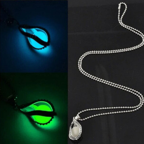 Leuchtende Halsketten mit Perlenanhänger im Dunkeln