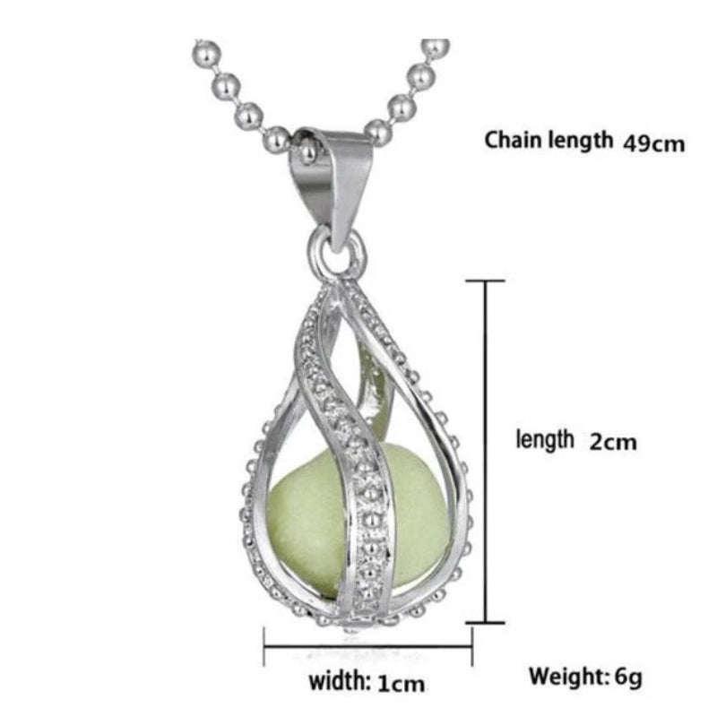 Leuchtende Halsketten mit Perlenanhänger im Dunkeln