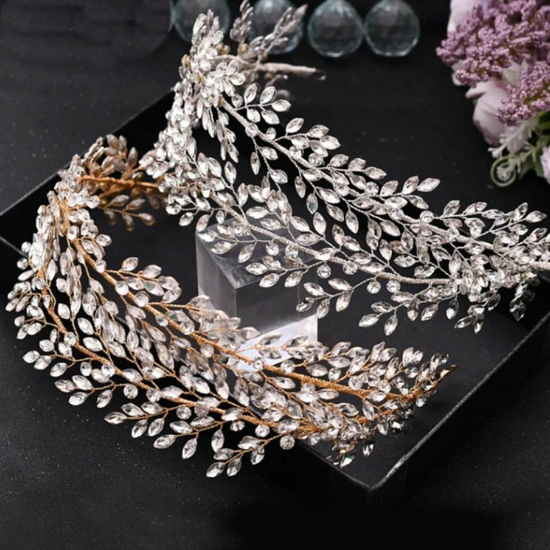 Schimmerndes, mit Strasssteinen verziertes Haarband