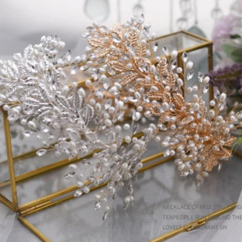 Schimmerndes, mit Strasssteinen verziertes Haarband