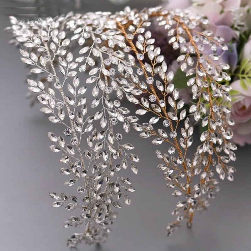 Schimmerndes, mit Strasssteinen verziertes Haarband