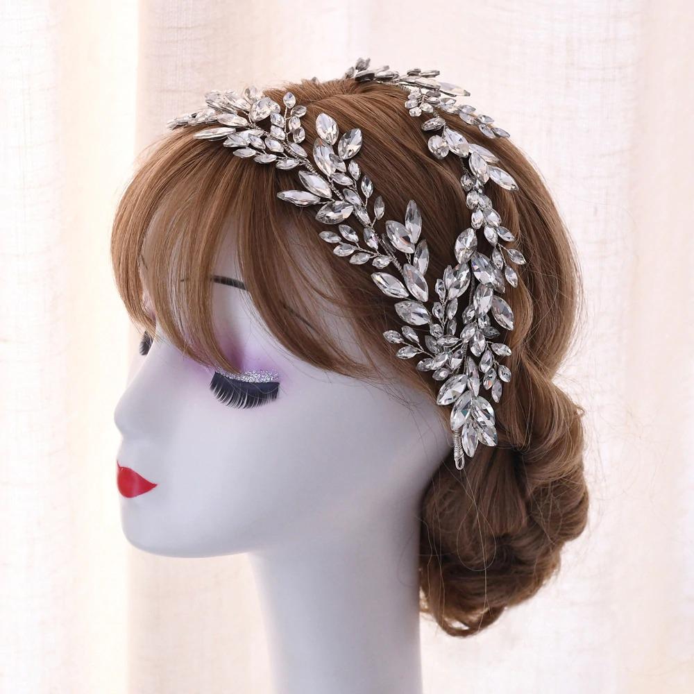 Schimmerndes, mit Strasssteinen verziertes Haarband