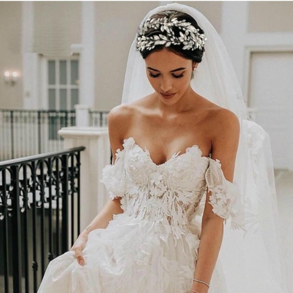 Schimmerndes, mit Strasssteinen verziertes Haarband