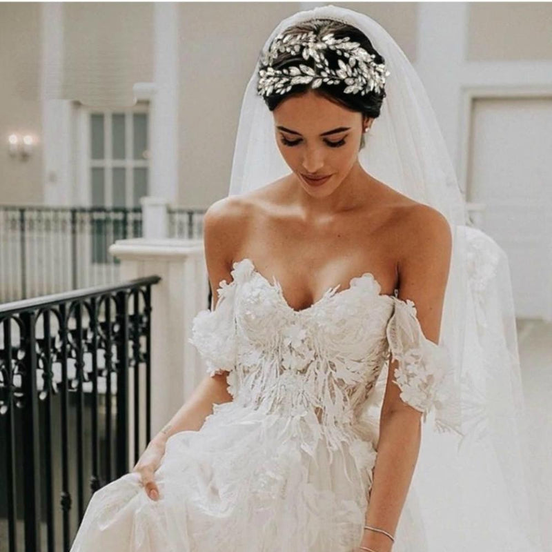 Schimmerndes, mit Strasssteinen verziertes Haarband