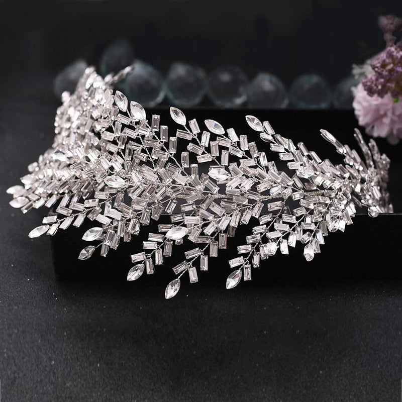 Schimmerndes, mit Strasssteinen verziertes Haarband