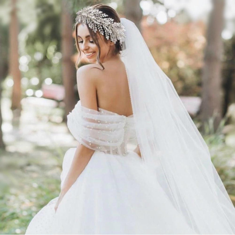 Schimmerndes, mit Strasssteinen verziertes Haarband