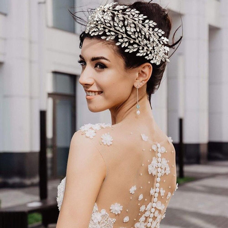 Schimmerndes, mit Strasssteinen verziertes Haarband