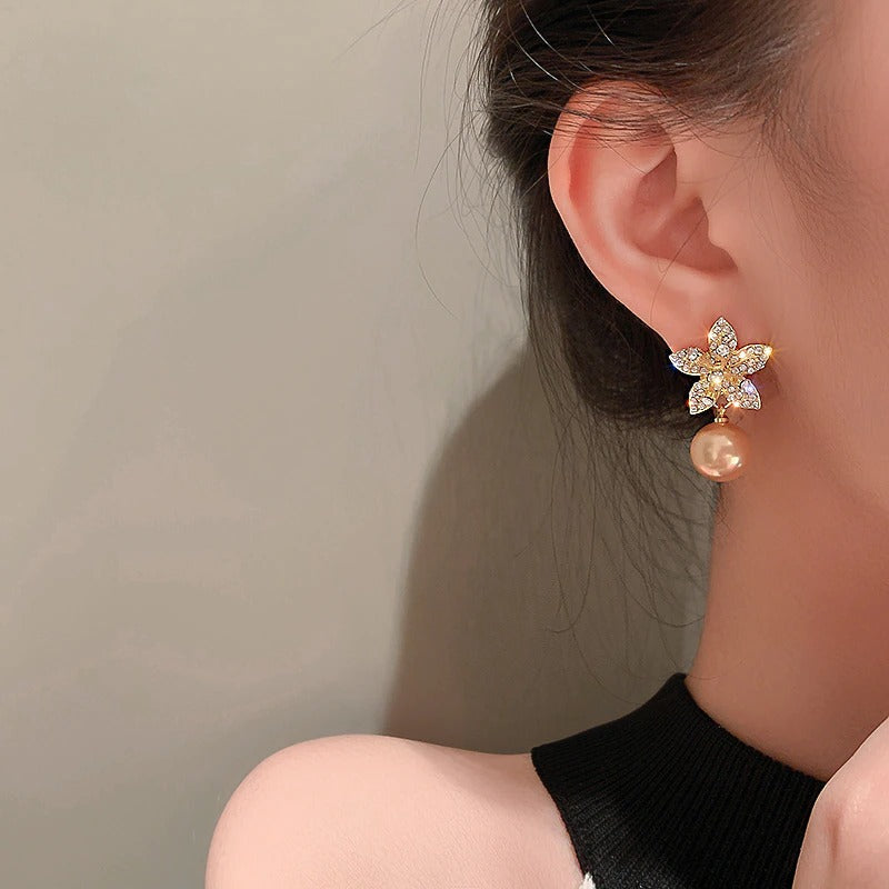 Glänzende, natürliche Süßwasserperlen und Strass-Ohrringe in Blumenform