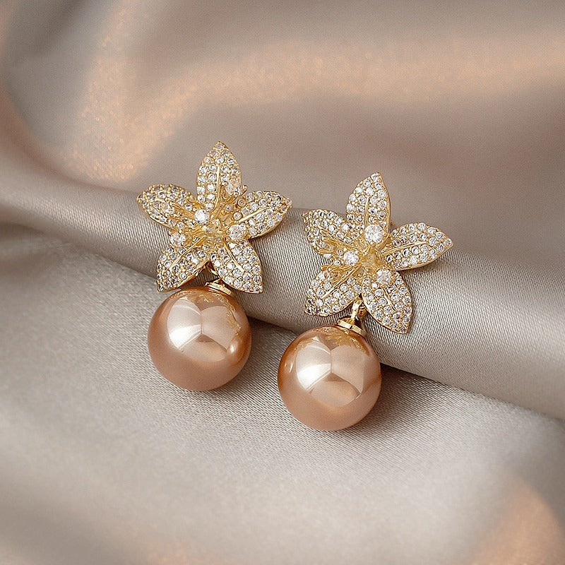 Glänzende, natürliche Süßwasserperlen und Strass-Ohrringe in Blumenform