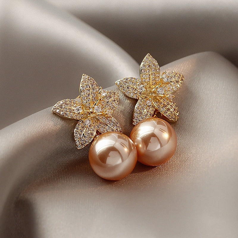 Glänzende, natürliche Süßwasserperlen und Strass-Ohrringe in Blumenform