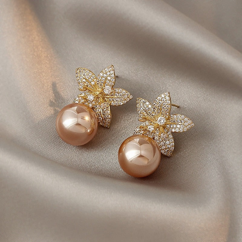 Glänzende, natürliche Süßwasserperlen und Strass-Ohrringe in Blumenform