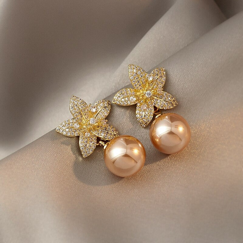 Glänzende, natürliche Süßwasserperlen und Strass-Ohrringe in Blumenform