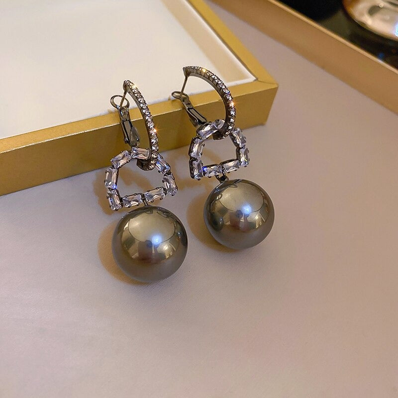 Glänzende, natürliche Süßwasserperlen und Strass-Ohrringe in Blumenform