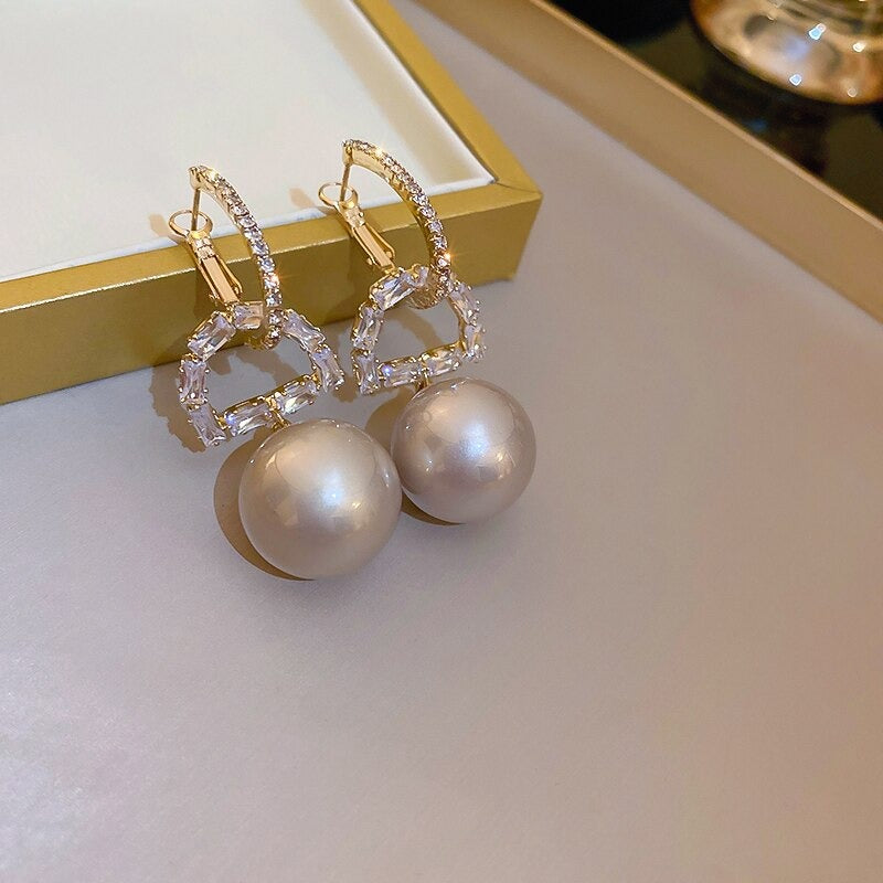 Glänzende, natürliche Süßwasserperlen und Strass-Ohrringe in Blumenform