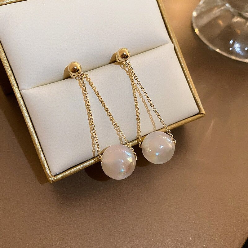 Glänzende, natürliche Süßwasserperlen und Strass-Ohrringe in Blumenform