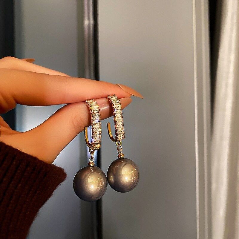 Glänzende, natürliche Süßwasserperlen und Strass-Ohrringe in Blumenform