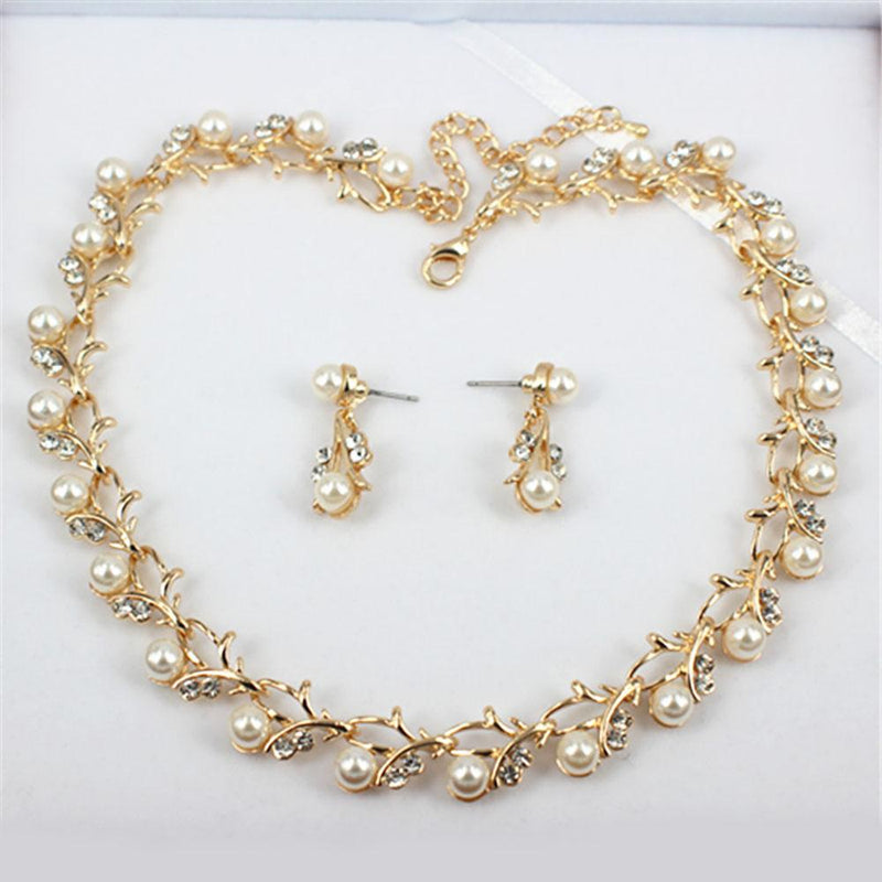 Glanzvolles Schmuckset mit Perlen und Blattranken