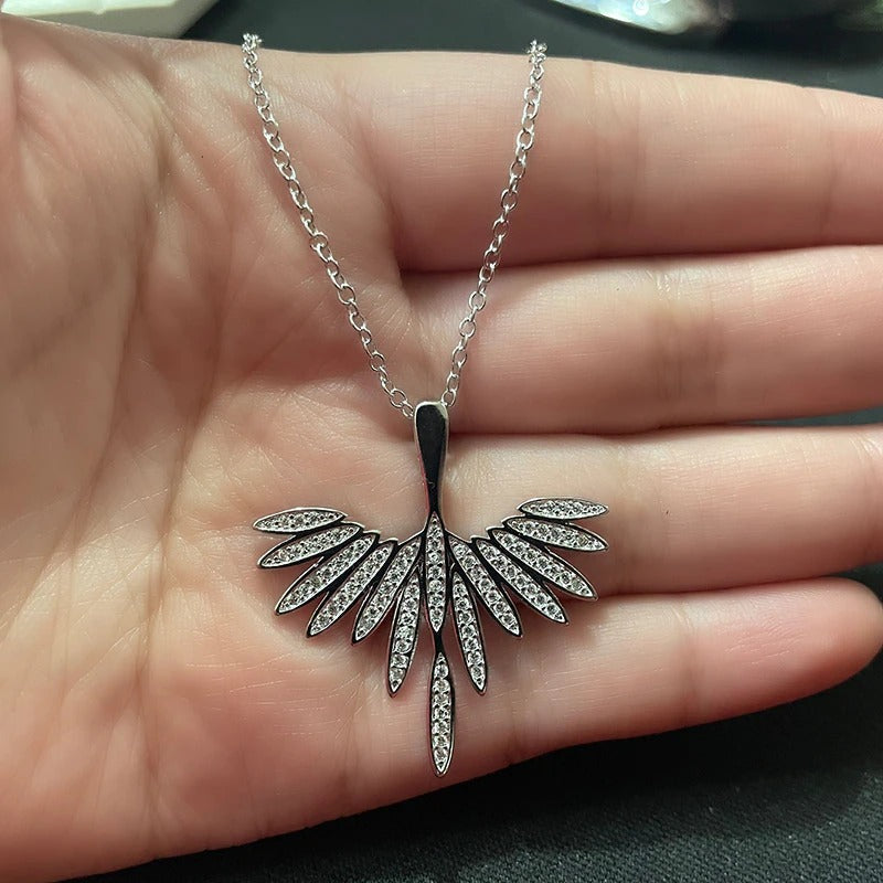 Glänzende Wassertropfen-Ohrringe mit Engelsflügeln und Zirkonia