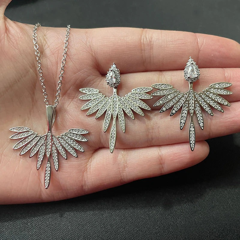 Glänzende Wassertropfen-Ohrringe mit Engelsflügeln und Zirkonia