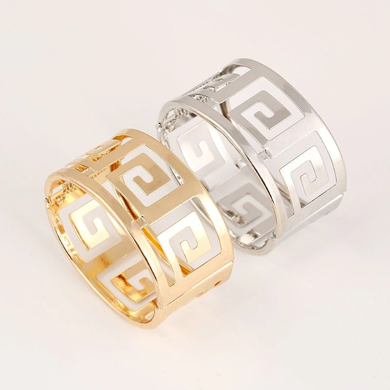 Luxuriöse, geometrische Armreifen mit breiten, ausgehöhlten Manschetten