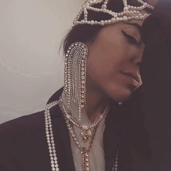 Luxuriöse Statement-Ohrringe mit langen Quasten und Strasssteinen