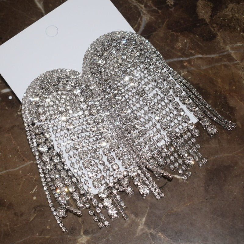 Luxuriöse Statement-Ohrringe mit langen Quasten und Strasssteinen