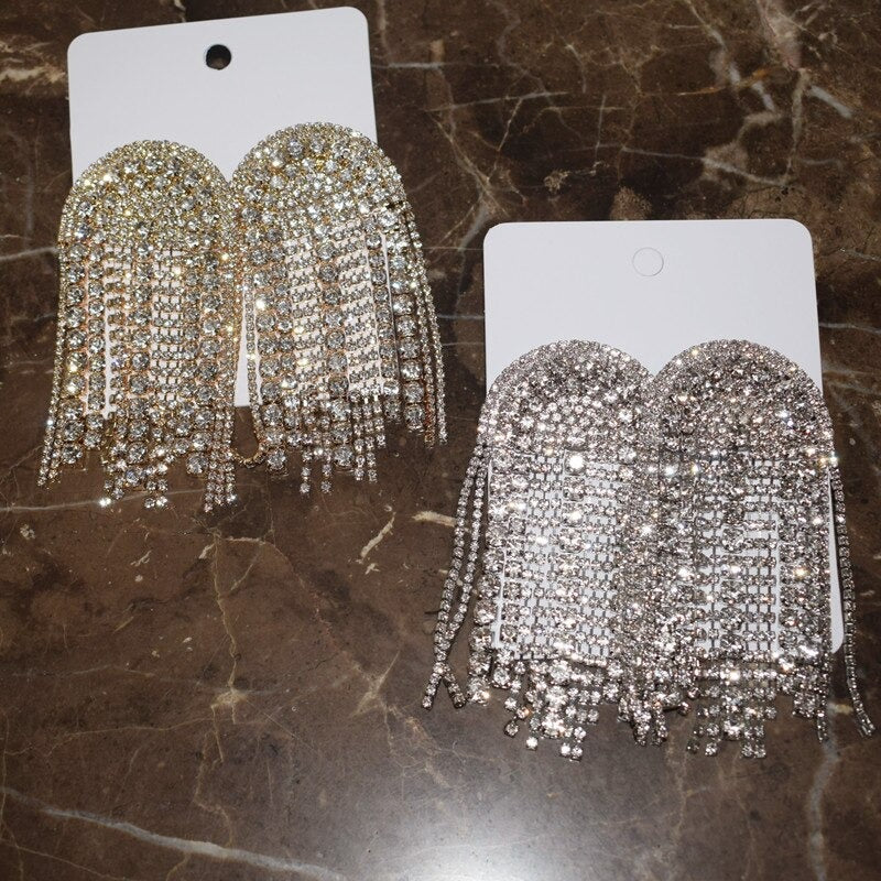 Luxuriöse Statement-Ohrringe mit langen Quasten und Strasssteinen