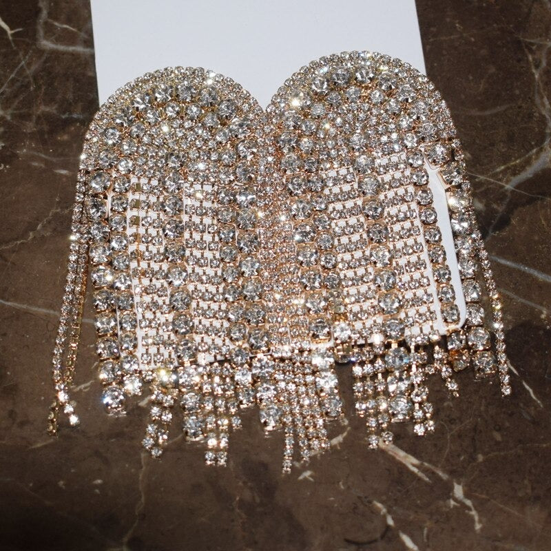 Luxuriöse Statement-Ohrringe mit langen Quasten und Strasssteinen