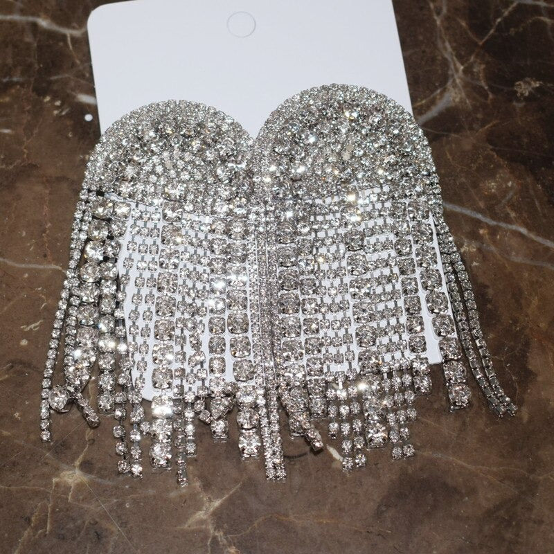 Luxuriöse Statement-Ohrringe mit langen Quasten und Strasssteinen