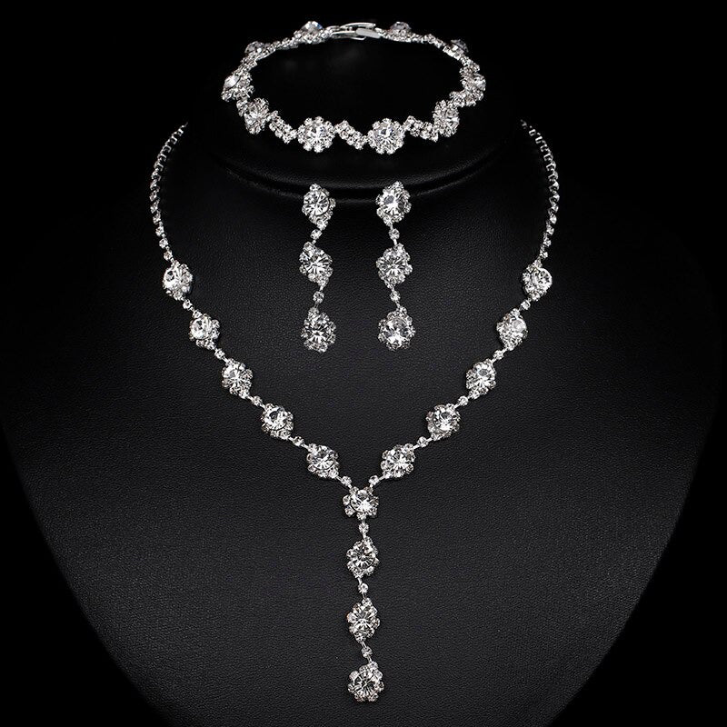 Luxuriöses Schmuckset mit Halsketten, Ohrringen und Armbändern mit Strasssteinen