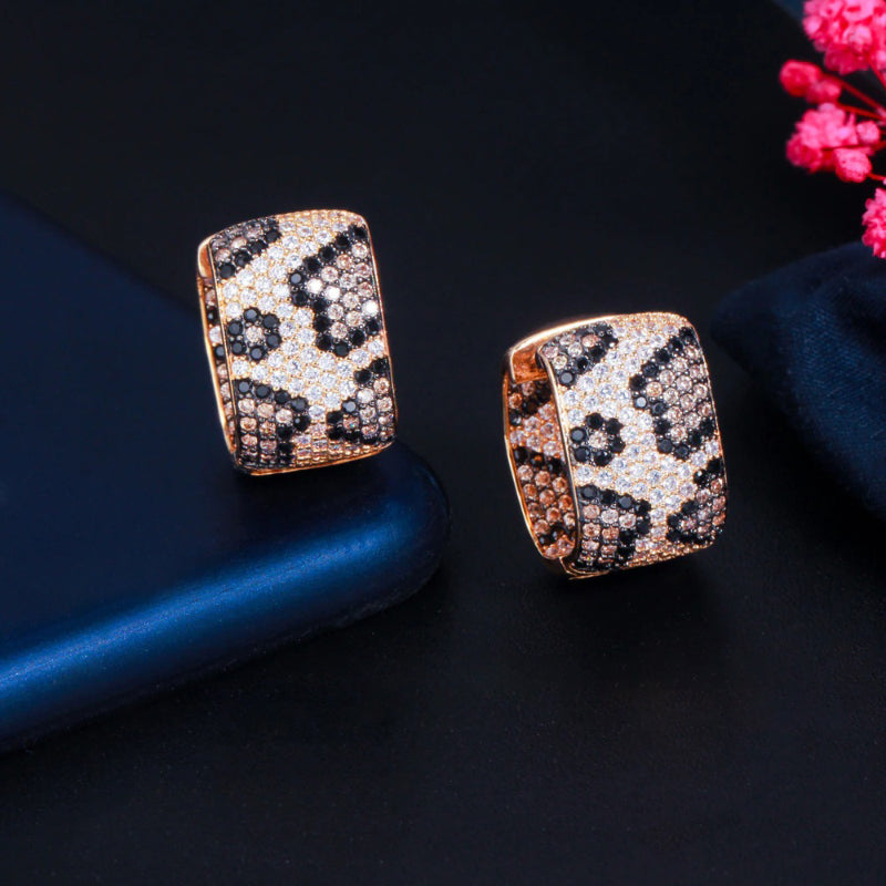 Luxuriöse, quadratische, mit Zirkonen verzierte Leopardenohrringe
