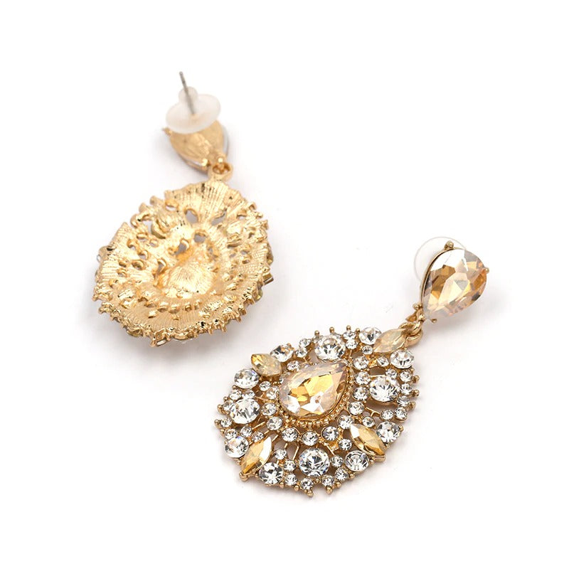 Luxuriöse lange Tropfenohrringe mit Strasssteinen besetzt