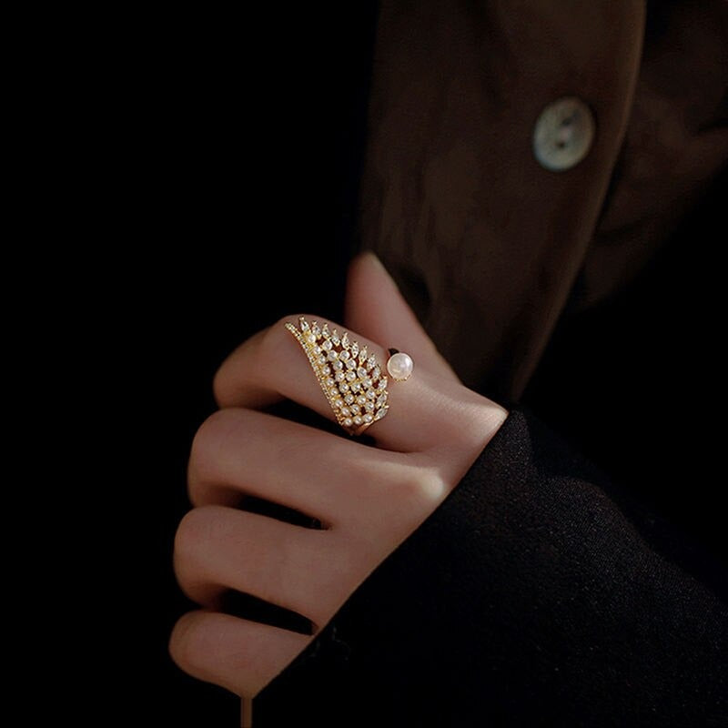 Luxuriöse verstellbare Ringe mit Perlen und Zirkonia in Flügelform