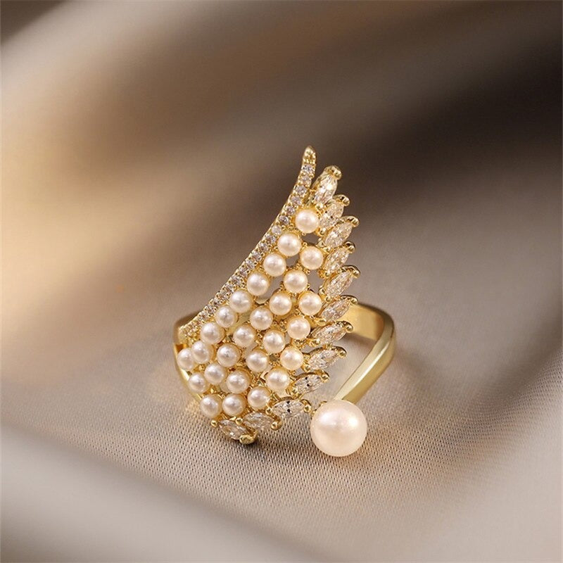 Luxuriöse verstellbare Ringe mit Perlen und Zirkonia in Flügelform
