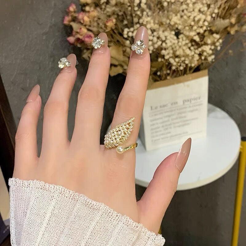 Luxuriöse verstellbare Ringe mit Perlen und Zirkonia in Flügelform