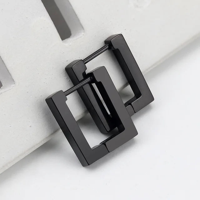 Ohrringe mit geometrischen Figuren in Gold, Silber und Schwarz