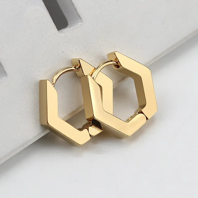 Ohrringe mit geometrischen Figuren in Gold, Silber und Schwarz