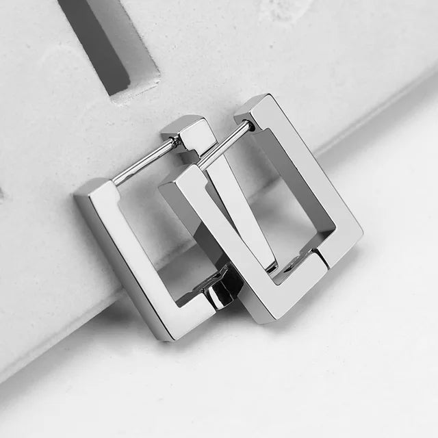 Ohrringe mit geometrischen Figuren in Gold, Silber und Schwarz