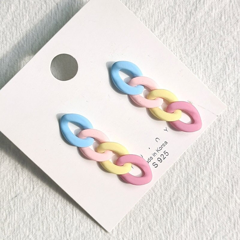 Kollektion Acryl-Ohrringe mit Liebesherzen und Gliederkette in Makronenfarben