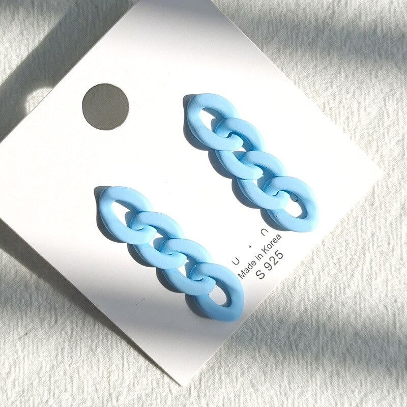 Kollektion Acryl-Ohrringe mit Liebesherzen und Gliederkette in Makronenfarben