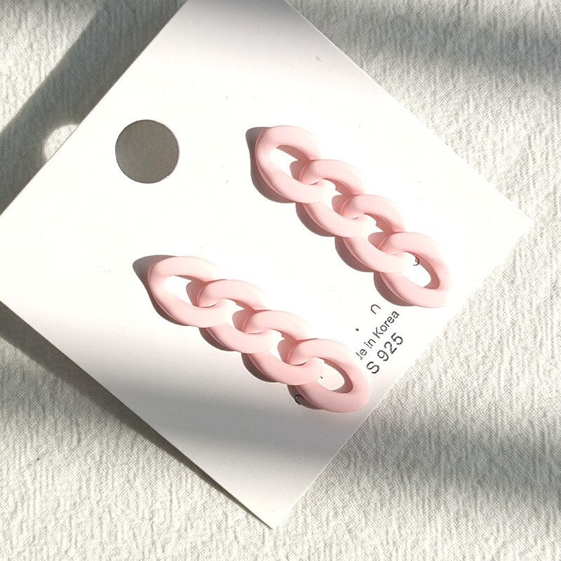 Kollektion Acryl-Ohrringe mit Liebesherzen und Gliederkette in Makronenfarben