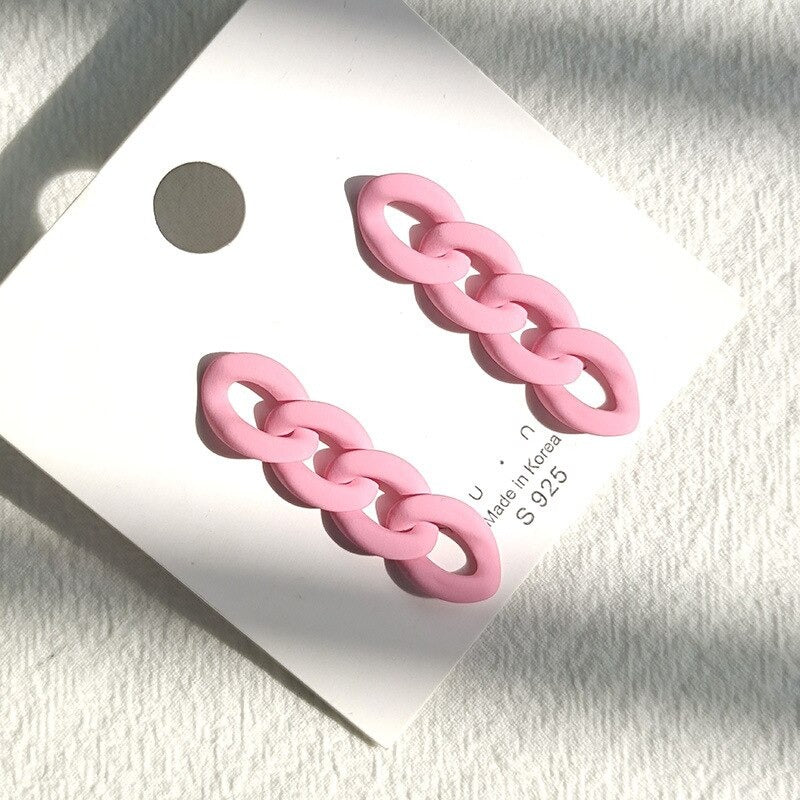 Kollektion Acryl-Ohrringe mit Liebesherzen und Gliederkette in Makronenfarben