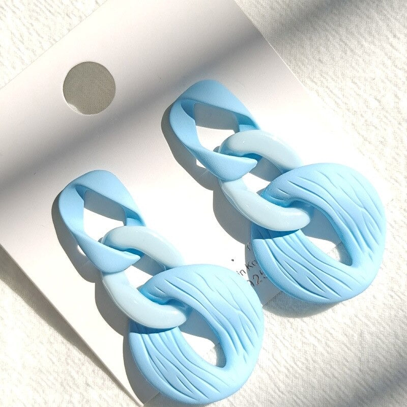 Kollektion Acryl-Ohrringe mit Liebesherzen und Gliederkette in Makronenfarben