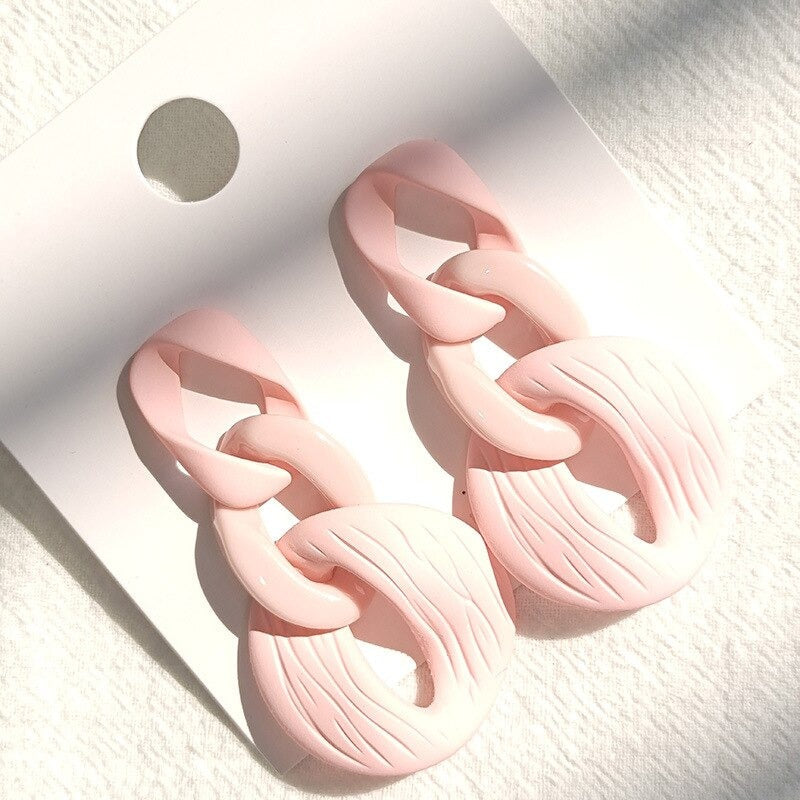 Kollektion Acryl-Ohrringe mit Liebesherzen und Gliederkette in Makronenfarben