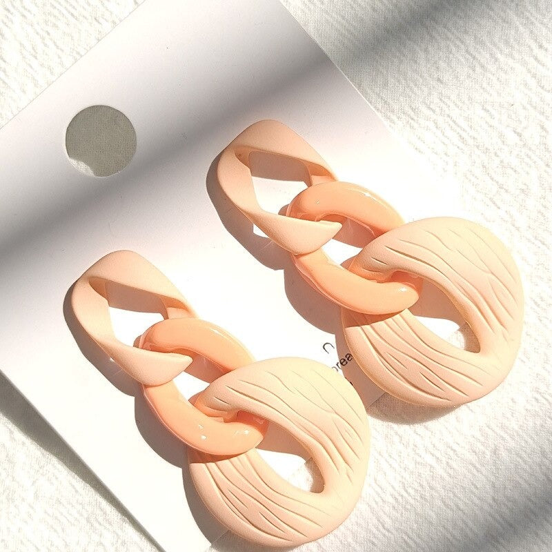 Kollektion Acryl-Ohrringe mit Liebesherzen und Gliederkette in Makronenfarben