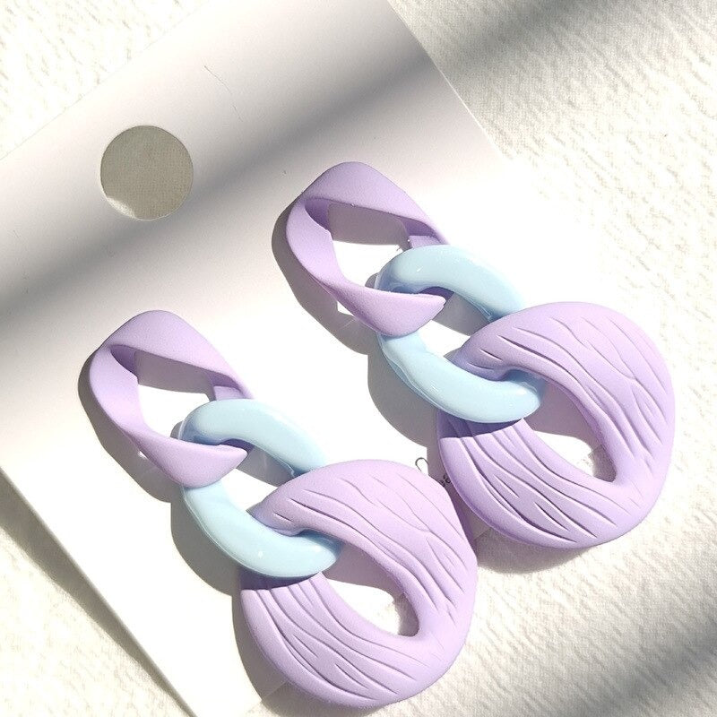 Kollektion Acryl-Ohrringe mit Liebesherzen und Gliederkette in Makronenfarben