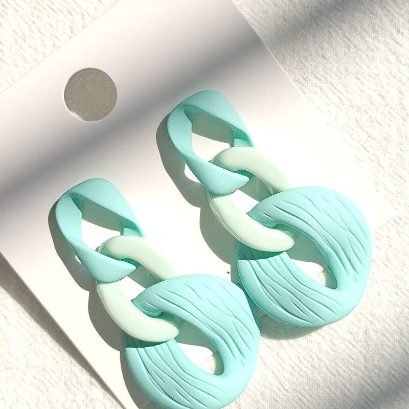 Kollektion Acryl-Ohrringe mit Liebesherzen und Gliederkette in Makronenfarben